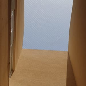 רשת למניעת כניסת יונים בין קירות בניין