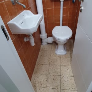 חדר שירותים עם כיור, אסלה ורצפה נקייה