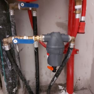 צינורות מים עם ברזים כחולים ואדומים