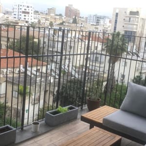 מעקה ברזל במרפסת עם נוף עירוני