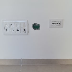שקעי חשמל ותקשורת על קיר לבן
