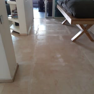 רצפה נקייה ומבריקה לאחר ניקוי יסודי