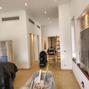 סולם, יריעות פלסטיק, כלי עבודה לצביעה בחדר