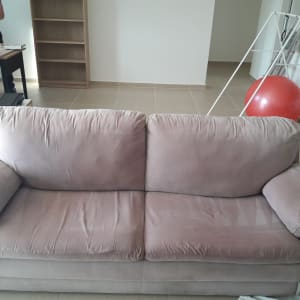 ספה חומה עם כתמים על המושב והמשענת