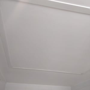 תקרה צבועה בלבן עם מסגרת דקורטיבית