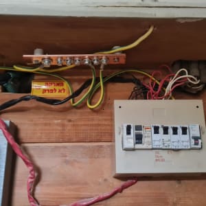 לוח חשמל עם חוטים ומתגים חשמליים