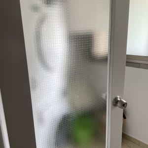 דלת זכוכית מטושטשת עם צלליות של חפצים מאחוריה