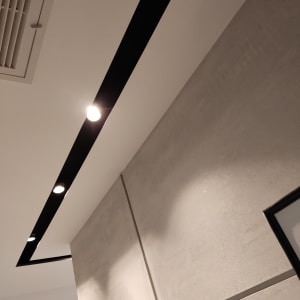 תאורה שקועה בתקרה עם נורות לד דולקות