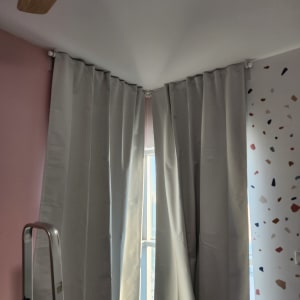 סולם ליד וילונות מותקנים על חלון