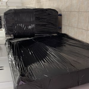 רהיטים עטופים בניילון שחור למעבר דירה