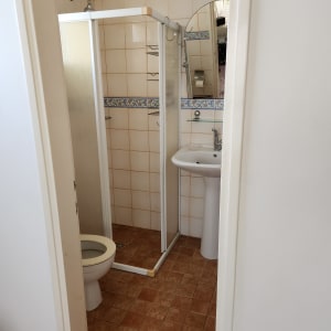 חדר אמבטיה עם מקלחון, כיור ואסלה