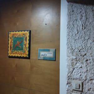 דלת עץ עם שלט ותמונה תלויים עליה