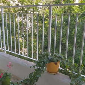 מעקה מתכת לבן עם עיטורים גיאומטריים