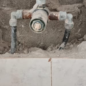 צנרת חשופה בקיר במהלך שיפוץ