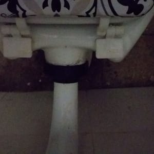 כיור עם צינור ניקוז מתחתיו