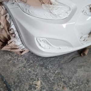 חלק קדמי של רכב עם ניירות מגן לצביעה