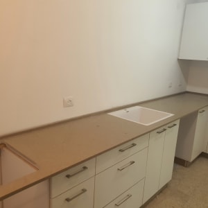 שיש מטבח עם כיור מובנה ומגירות לבנות