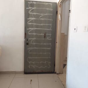 דלת מתכת עם סימני צבע לבן