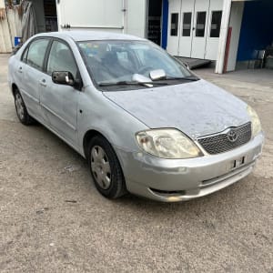 רכב עם פגושים פגומים ושריטות בצבע