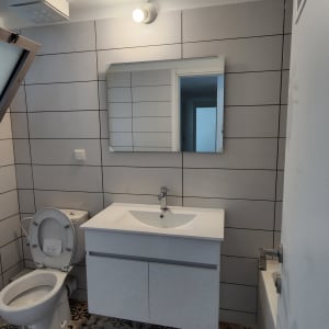 חדר אמבטיה עם כיור וברז מותקן