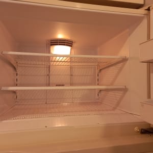 מקרר ריק עם מדפים ותאורה פנימית