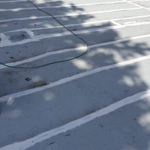 גג אטום עם קווים לבנים לאיטום