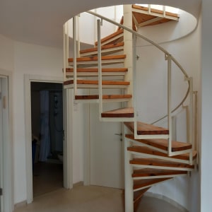 מדרגות לולייניות מעץ ומתכת בחלל פנימי