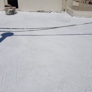 גג אטום בצבע לבן עם סדקים קלים