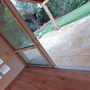 רצפה נקייה ומבריקה ליד חלון זכוכית גדול