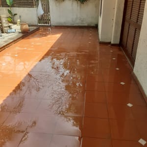 רצפה רטובה לאחר ניקוי עם מים וסבון