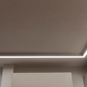 תאורת לד בתקרה משופצת עם ארונות מטבח