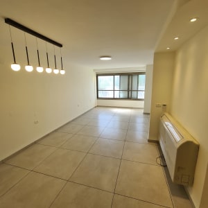 חדר עם רצפת אריחים, תאורה תלויה ומזגן קיר