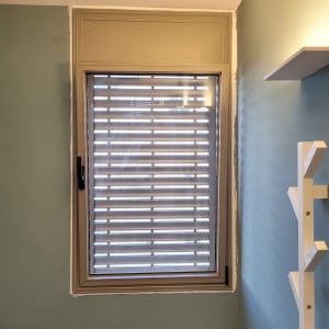 חלון אלומיניום עם תריסים אופקיים