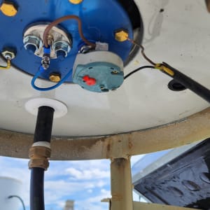 חיבורים חשמליים על לוח כחול עם ברגים וחוטים