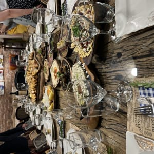 שולחן ערוך עם מנות מגוונות, כוסות יין וסכו"ם.