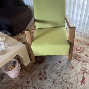 כיסא ירוק עם ריפוד על שטיח מעוצב