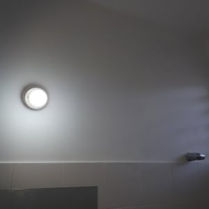 קיר צבוע בלבן עם תאורה עגולה