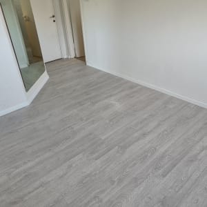 רצפת פרקט עץ אפור בחדר ריק