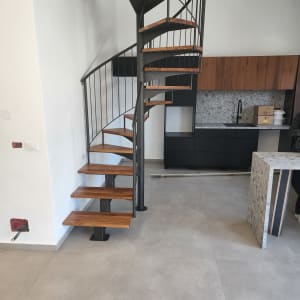 מדרגות לולייניות עם רצפה נקייה במטבח מודרני