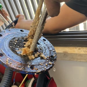 ניקוי אבנית מדוד שמש עם כלי עבודה