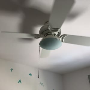 מאוורר תקרה עם שרשרת הפעלה