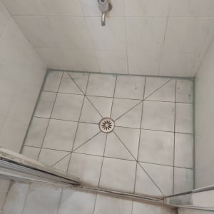 רצפת מקלחת מרוצפת עם ניקוז במרכז