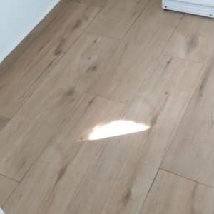 רצפת פרקט חדשה ליד מכונת כביסה