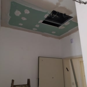 תקרת גבס עם חור פתוח ותיקונים מסביב