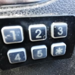 לוח מקשים עם מספרים וכוכבית ברכב