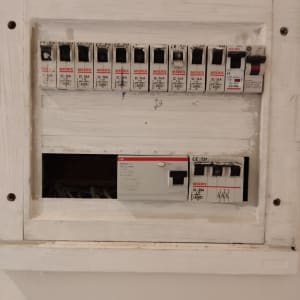 לוח חשמל עם מפסקים ומתגים שונים