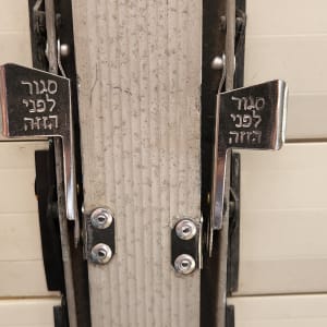 מנגנון נעילה מתכתי על תריסים לבנים