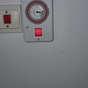 שעון טיימר חשמלי עם מתג הפעלה אדום