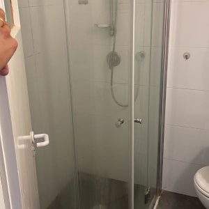 מקלחון זכוכית עם דלתות, ראש מקלחת וצינור מים