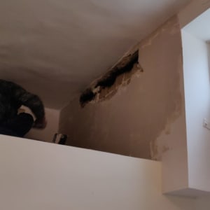 קיר עם חור ותיקון טיח חלקי